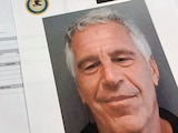 Documentos incluidos en la publicación de los archivos de Jeffrey Epstein por parte del Departamento de Justicia de EU, fotografiados el 2 de enero.