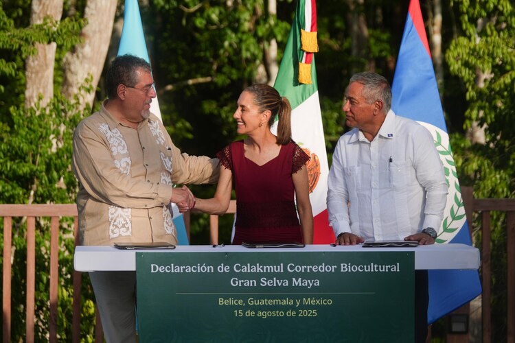 Presidentes de México y Guatemala junto al primer ministro de Belice durante la firma del acuerdo de conservación trinacional.