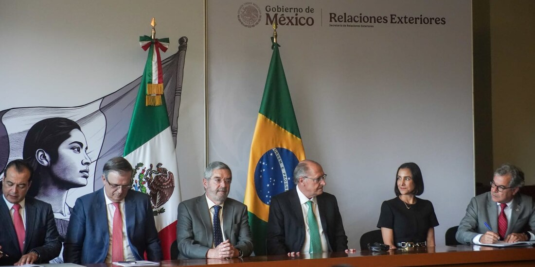 Al centro, el vicepresidente Geraldo Alckmin y el canciller Juan Ramón de la Fuente.