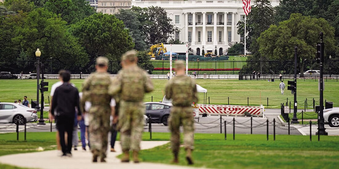 Miembros de la Guardia Nacional caminan cerca de la Casa Blanca en el National Mall, el pasado 21 de agosto.