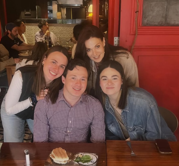 Alix Bauer de Timbiriche y su hija Mijal, con los mellizos Danna y Moisés Derzavich