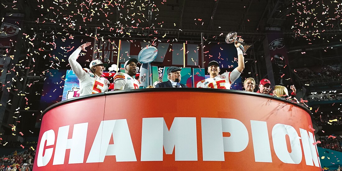 Jugadores de Kansas City festejan, anoche, después de haber obtenido el trofeo Vince Lombardi.