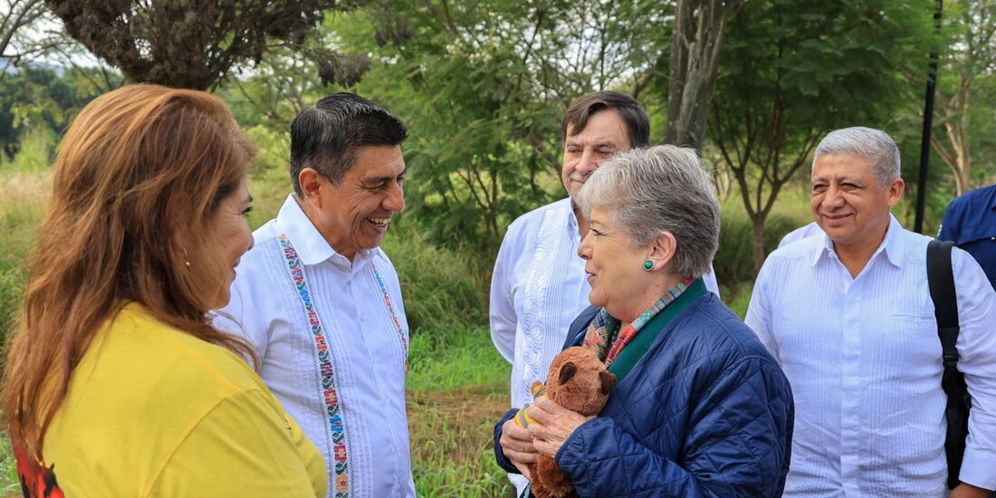 Alicia Bárcena dialoga con el Gobernador de Oaxaca.