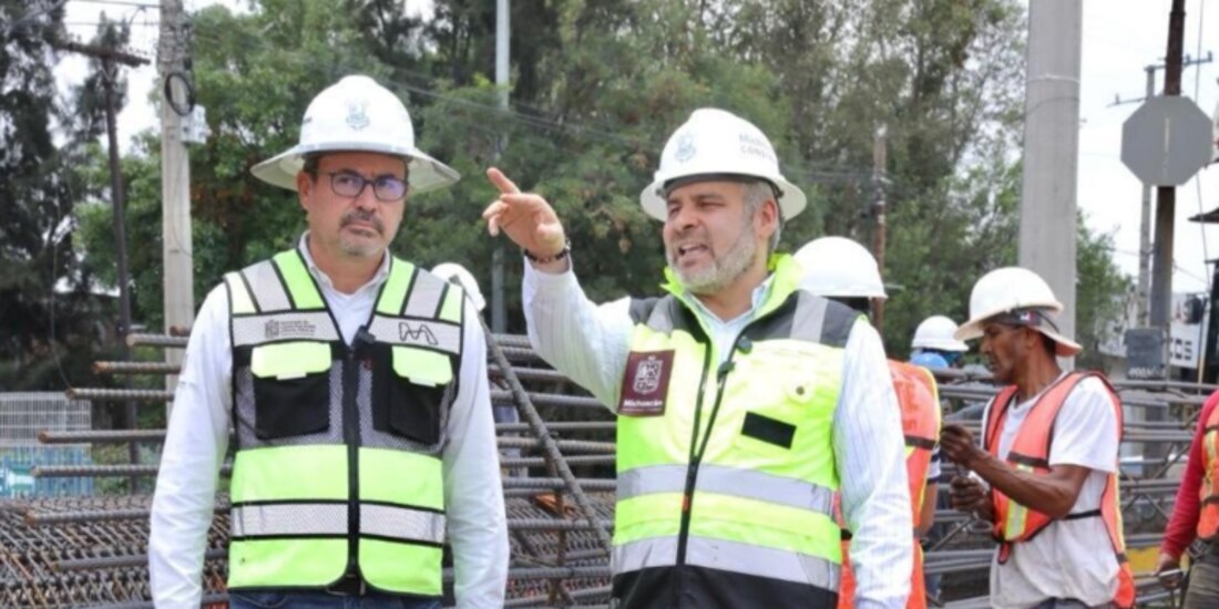 Alfredo Ramírez (der.), ayer, en el recorrido de supervisión de obras.