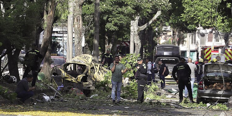 Fuerzas de seguridad revisan los escombros.