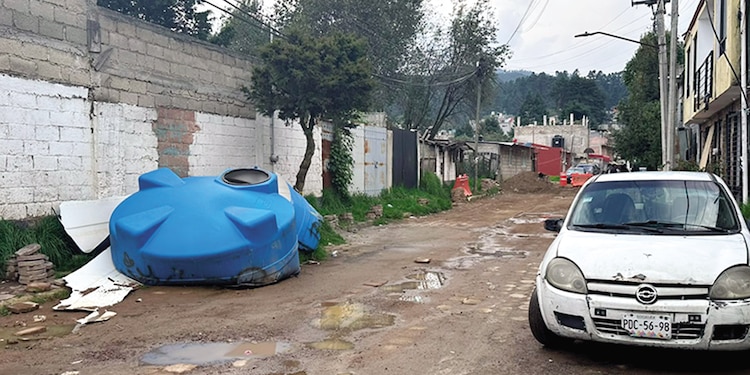 Restos de un tinaco destruido.