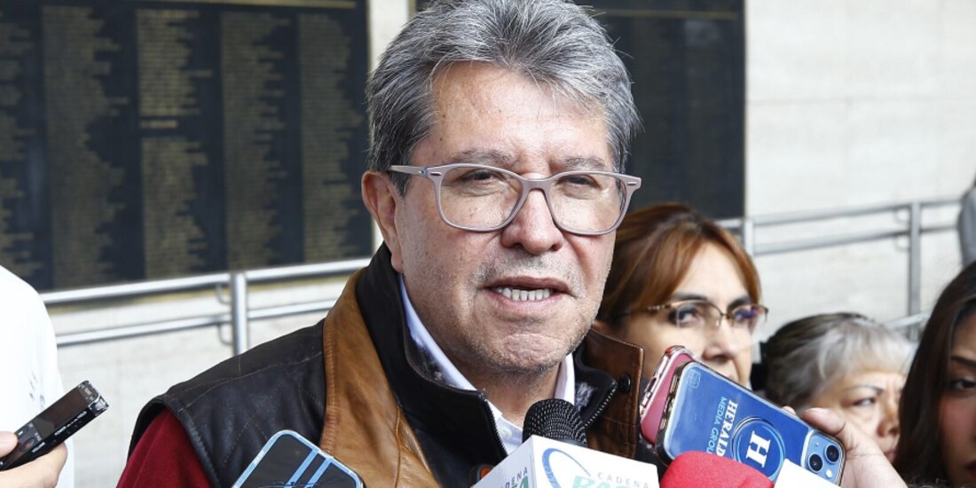 El presidente de la Jucopo en San Lázaro, Ricardo Monreal, ayer, al ser abordado por representantes de medios.