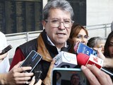 El presidente de la Jucopo en San Lázaro, Ricardo Monreal, ayer, al ser abordado por representantes de medios.