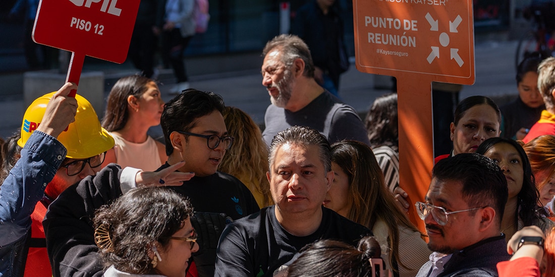 UN GRUPO de trabajadores en su punto
de reunión, ayer, en el simulacro.