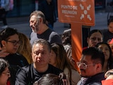 UN GRUPO de trabajadores en su punto
de reunión, ayer, en el simulacro.
