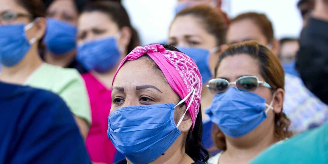 Personal de Salud afuera de un hospital al ser reconocidos por su labor durante la pandemia.