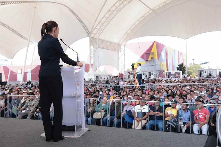 Beneficiarios de Hidalgo reciben tarjetas del Banco del Bienestar para la reubicación de sus viviendas.
