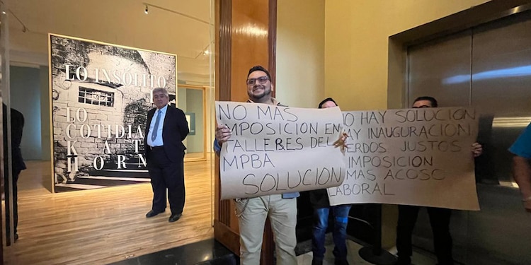 Se manifestaron miembros del Sindicato Nacional de Vanguardia del INBAL, ayer. Pedían participar en la designación de personal de talleres.
