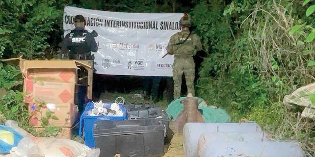 PERSONAL de la SSPC y del Ejército, ayer, tras hallar los artefactos.