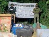 PERSONAL de la SSPC y del Ejército, ayer, tras hallar los artefactos.