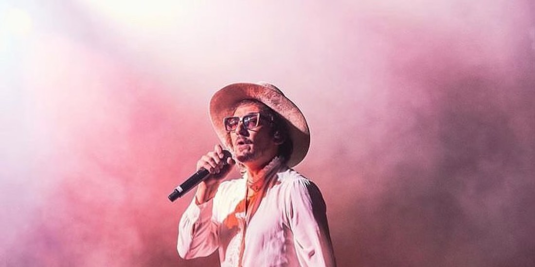 León Larregui habla en idioma extraño y se burla de él en redes