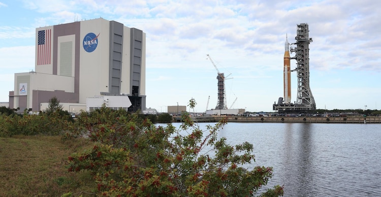 Edificio de Ensamblaje de Vehículos hacia el Complejo de Lanzamiento 39B en el Centro Espacial Kennedy de la NASA