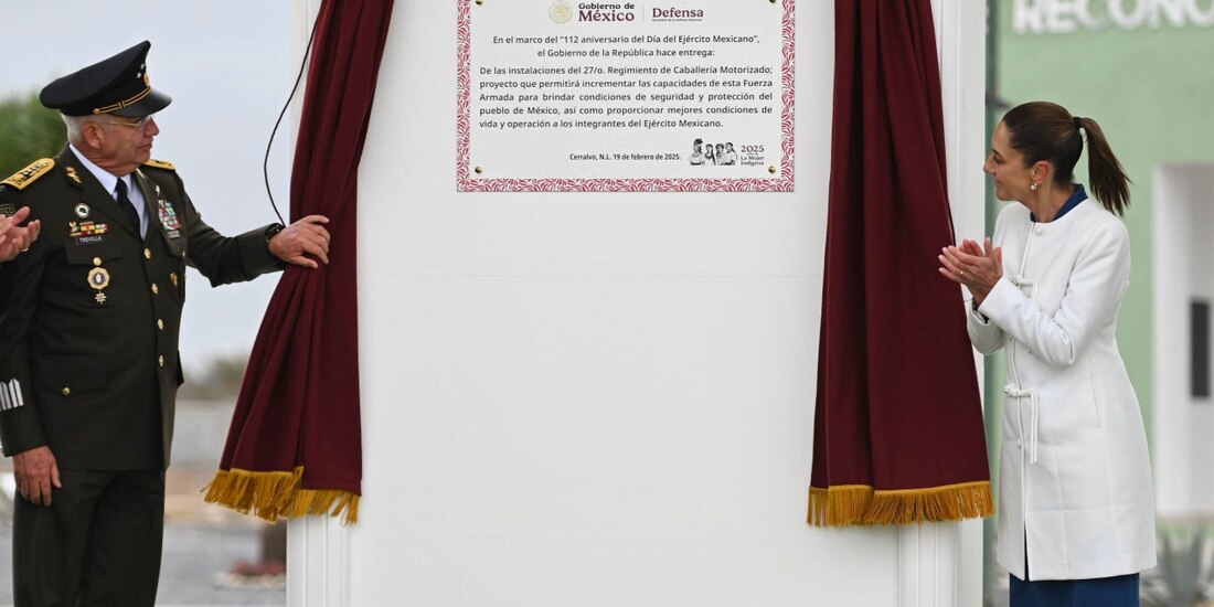 La Presidenta Claudia Sheinbaum junto a Ricardo Trevilla Trejo, secretario de la Defensa Nacional, ayer, en el 112 aniversario del Día del Ejército Mexicano.