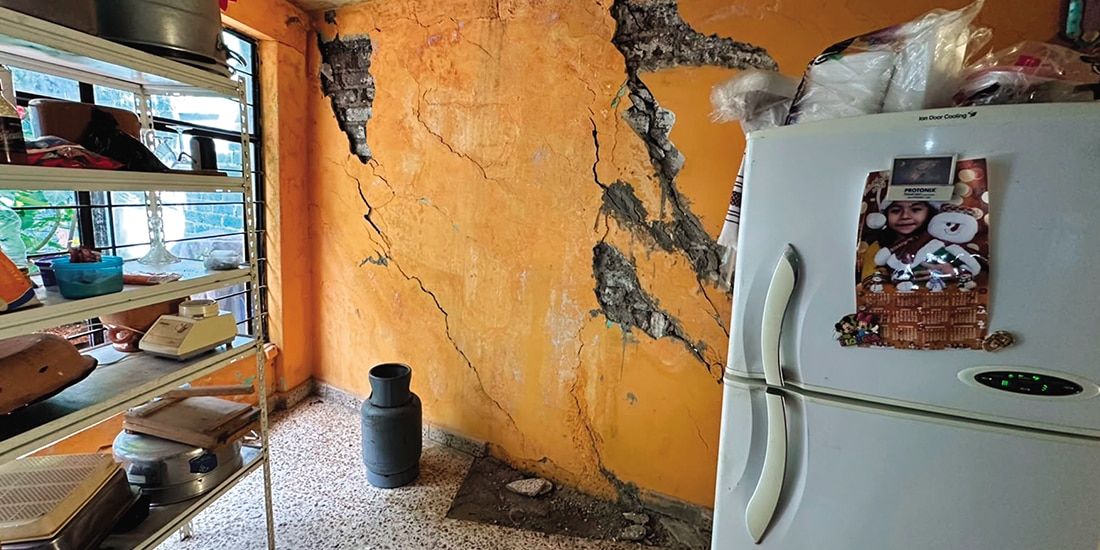 La vivienda de Daniel Díaz, en el Paraje Zacatepec, luce con grietas en sus muros y pisos, ayer.