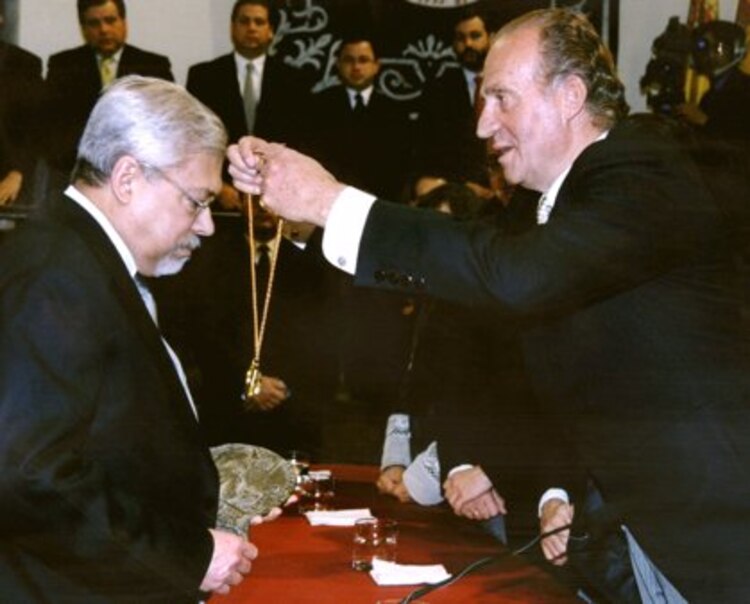Guillermo Cabrera Infante al recibir el Premio Cervantes.