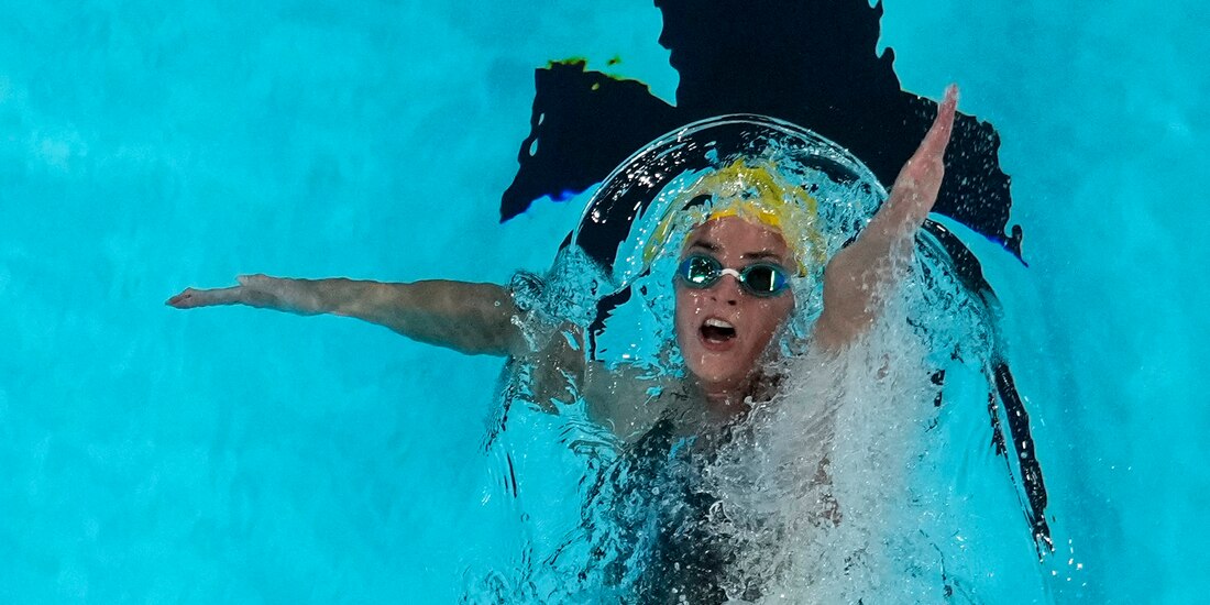 La australiana, ayer, mientras nadaba.