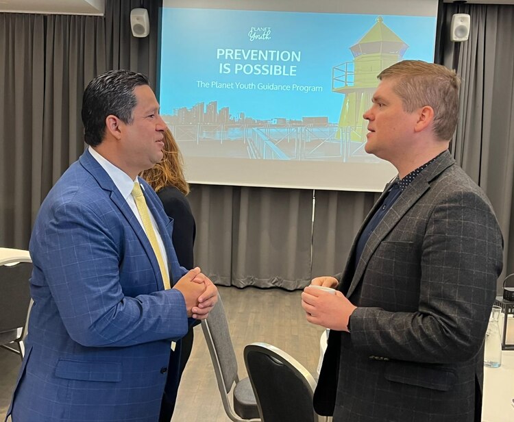 Se reúne con el Departamento de la Policía de Reykjavik