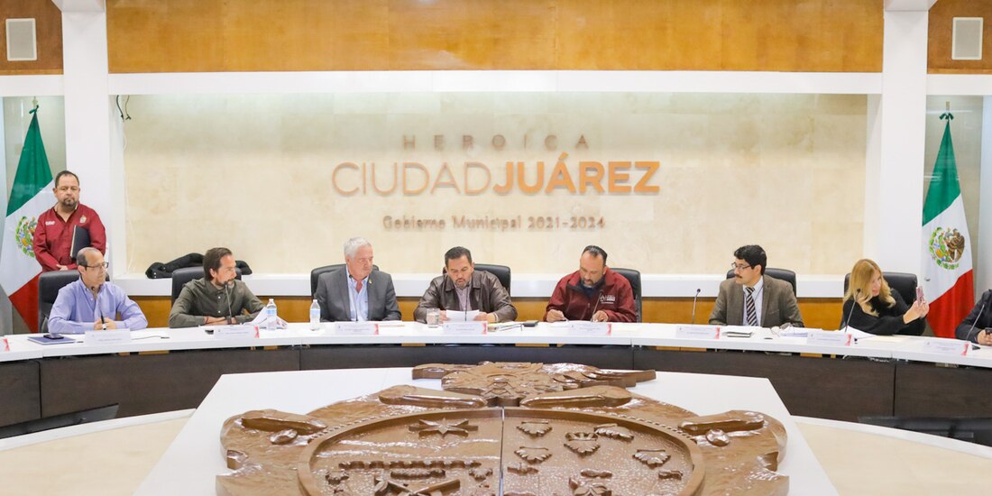 El alcalde de Ciudad Juárez, Chihuahua, Cruz Pérez Cuellar, en una reunión que realizó, ayer, en Ciudad Juárez.