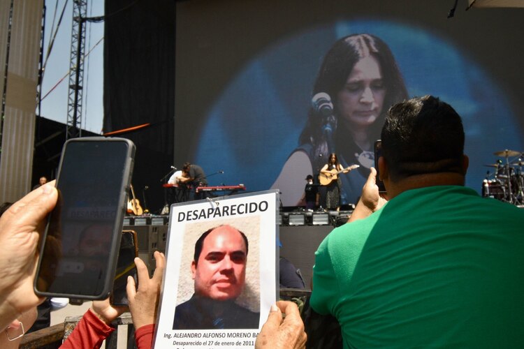 La cantante mexicana Julieta Venegas platicó con padres y madres de personas desaparecidas que se manifestaban en el Zócalo capitalino este sábado 16 de marzo.
FOTO: HAARÓN ÁLVAREZ/CUARTOSCURO.COM