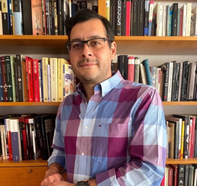 Jorge Alberto Gudiño
Escritor
Nació: 1974
Otras novelas: Los trenes nunca van hacia el este e Instrucciones
para mudar un pueblo