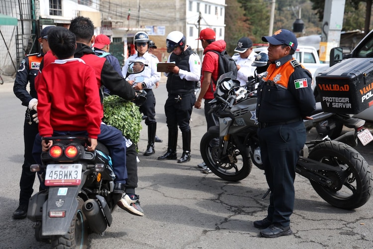 Autoridades de Huixquilucan supervisan que las motocicletas cumplan con el Reglamento de Tránsito para garantizar la seguridad en las tres zonas del territorio.