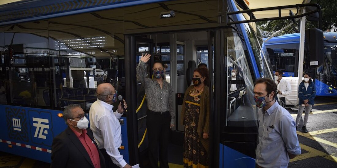 Claudia Sheinbaum, Jefa de Gobierno de la Ciudad de México, dio el banderazo de salida ayer a las unidades recién adquiridas de la empresa Zhengzhou China.