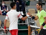 Novak Djokovic y Rafael Nadal estrechan la mano después de su vibrante duelo en las semifinales de Roland Garros.