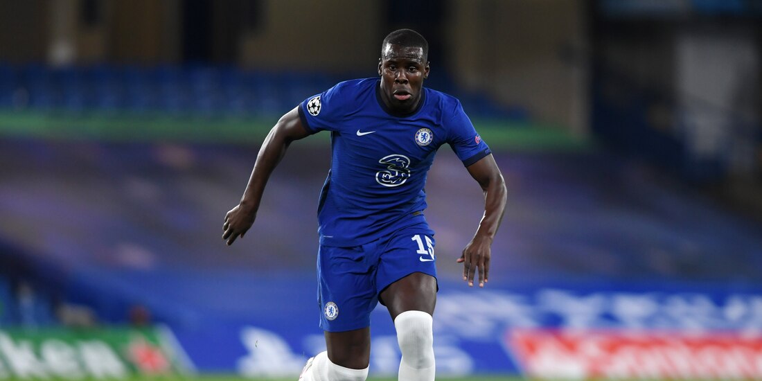 Kurt Zouma controla el balón en el duelo entre Chelsea y Sevilla en la Champions League, previo a su compromiso ante el Manchester United.