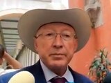 Ken Salazar en las inmediaciones de Palacio Nacional; evitó hablar sobre su presencia en el recinto