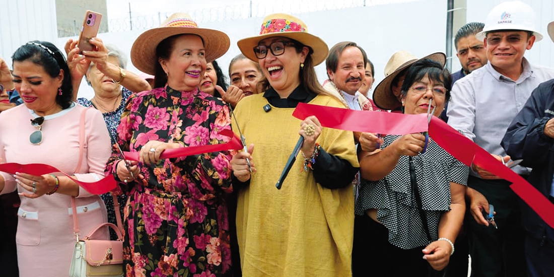 La alcaldesa Azucena Cisneros Coss (c.), ayer, al poner en marcha el pozo.