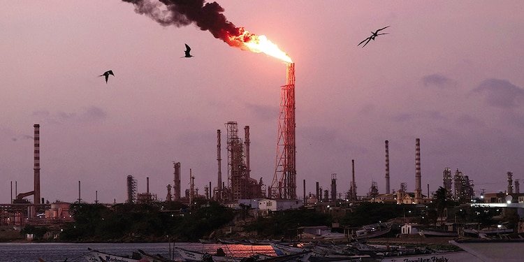 Una llama de gas se quema en la refinería de Cardon, parte del Centro de Refinación de Paraguana, en Punta Cardon, Venezuela, ayer.