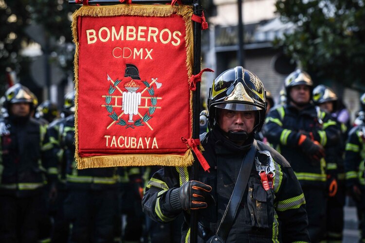 Primer desfile del Heroico Cuerpo de Bomberos de la capital en el marco de su 169 aniversario.