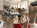 Profesionales laboran en la rehabilitación de partes de mamuts, camellos y otras especies.