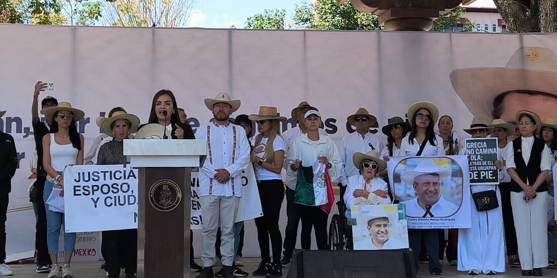 Grecia Quiroz, presidenta municipal de Uruapan, durante su intervención en la Marcha por la Paz.