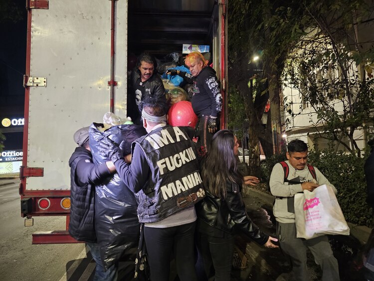 Juguetes y otros artículos recolectados para la entrega de hoy.
