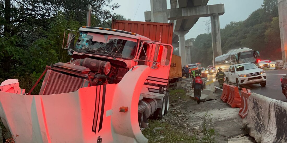 Trailer se queda sin frenos y se lleva varios vehículos.