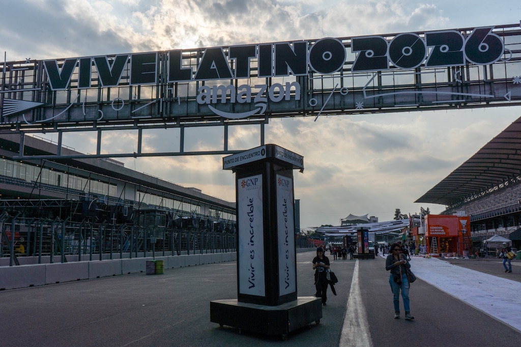 Así instalan escenarios del Vive Latino 2026, que tendrán alta tecnología.