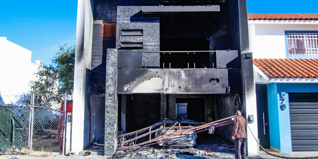 Esta casa, ubicada en la colonia Miguel Hidalgo, de Culiacán, fue atacada a balazos a incendiada por sicarios, ayer.