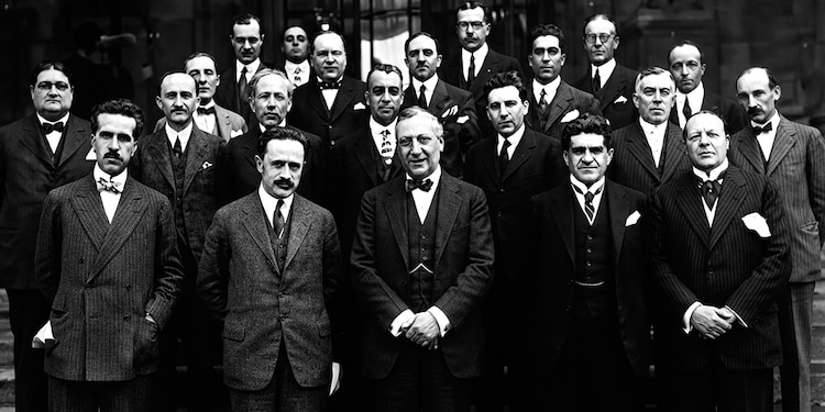 Miembros e invitados del Ateneo de la Juventud. Primera fila (al frente, de izquierda a derecha):
Pedro Henríquez Ureña, José Vasconcelos, Antonio Caso, Jesús T. Acevedo y Alfonso Cravioto.