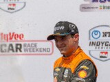 Pato O'Ward celebra su podio en el Grand Prix de Iowa de la IndyCar Series.