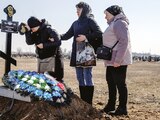 Familiares asisten al funeral de uno de los sobrevivientes del Holocausto, ayer en Járkov.