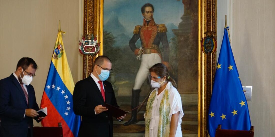 El canciller Jorge Arreaza entrega a Isabel Brilhante la declaración de persona non grata, ayer.