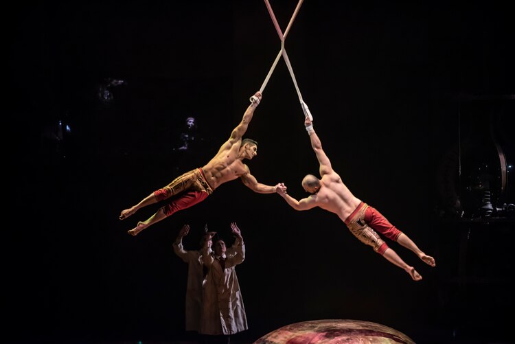 Acróbatas de El Cirque du Soleil se suspenden en las alturas durante el espectáculo.