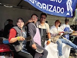 Yosuky Romero, filetera, posa para La Razón junto a su familia con quien limpia pescado.