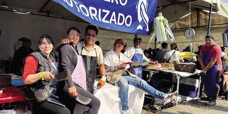 Yosuky Romero, filetera, posa para La Razón junto a su familia con quien limpia pescado.